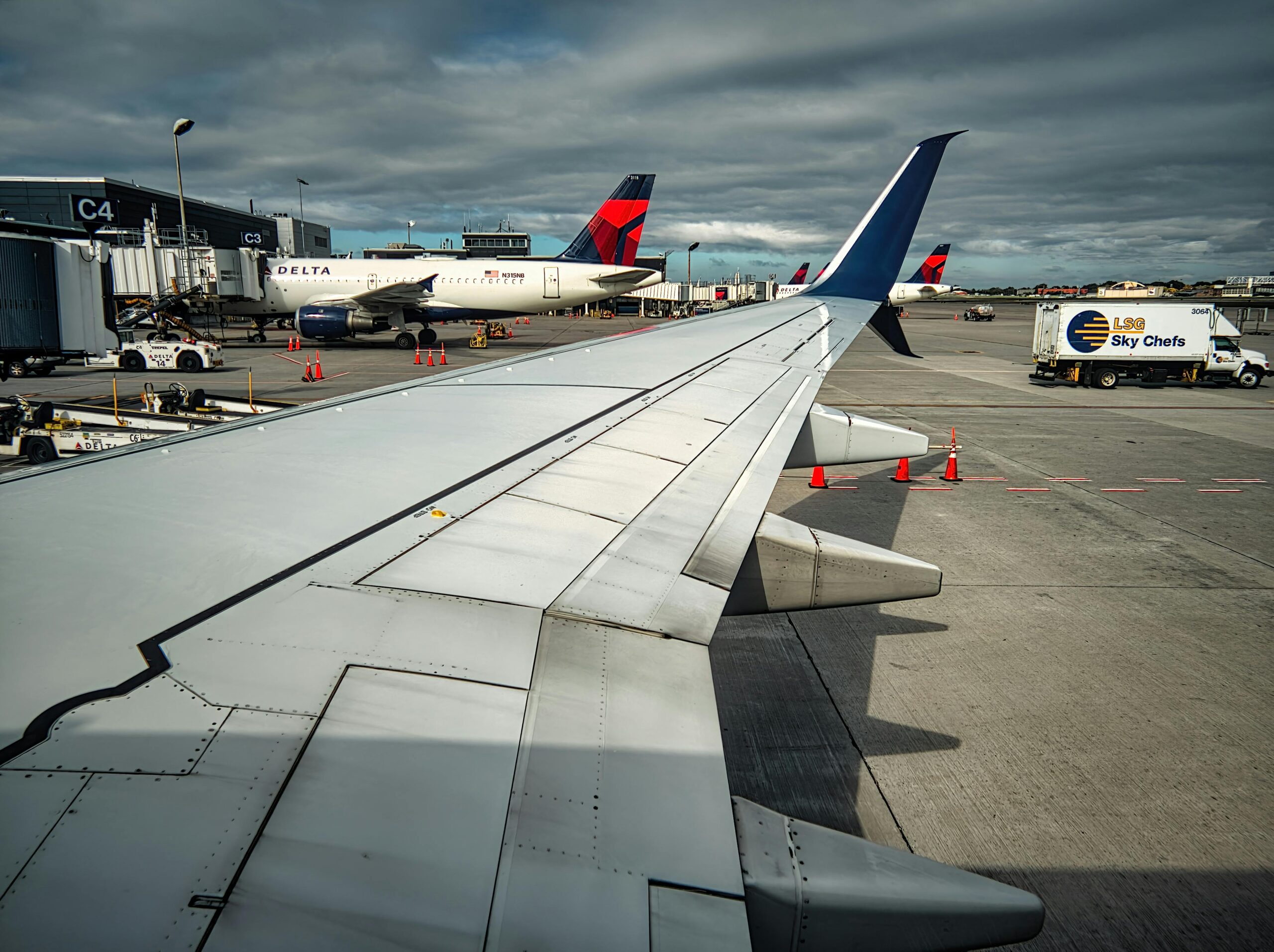 Unexpected Diversion: delta flight dl275 diverted lax