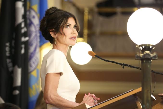 Kristi Noem Height
